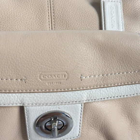 COACH | CARRYALL SHOULDER PEBBLED LEATHER TOTE - Picture 3 of 8